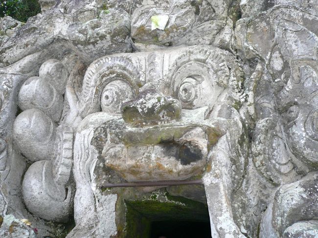 旅行2日目<br /><br />インターネットでバリ雑貨や家具を販売しているGさん　（http://www.bemocorner.com/）の紹介で、バリ人のSさんによるカーチャーターをしました。<br /><br />運転してくれたSさんはやさしく、頭の良い、日本語堪能な方でした。本当にお世話になりました。ありがとう。<br /><br /><br />まずは、ウブドのゴア・ガジャに行きました。<br /><br />中は洞窟のようになっていまして、男性のお宝などを祀っていました。