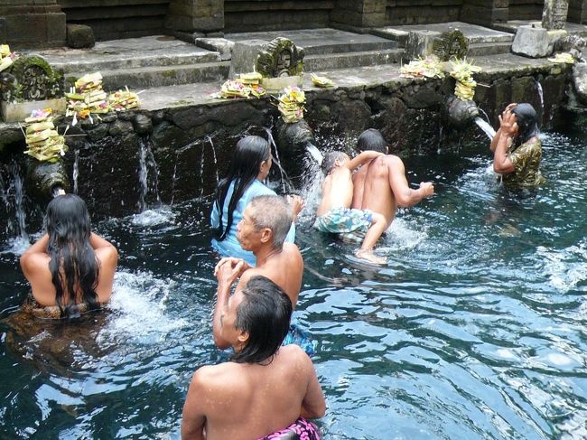 ティルタエンプルの沐浴です。<br /><br />お参り前に体を清めるそうです。<br /><br />お水は裏の湧水から引いているものできれいでした。