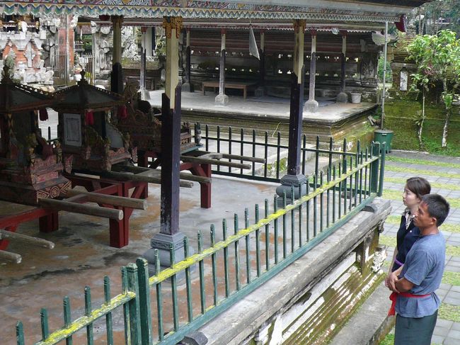 グヌンカウイ（お寺）にて。<br /><br />左のお神輿は、火葬後の骨を壺に入れて運ぶ時に使うものだそうです。