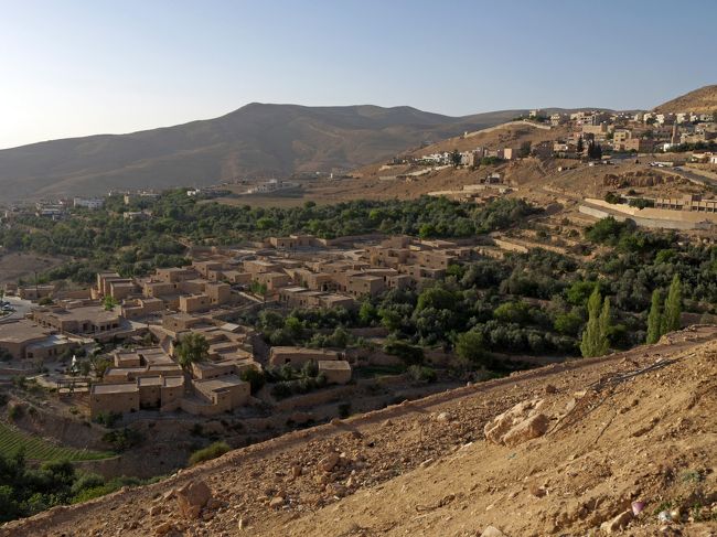 ここまで来るとぺトラを感じる。<br />夕焼けがきれいで…<br /><br />死海から約3時間<br />車窓の景色だけで全く飽きることはない。