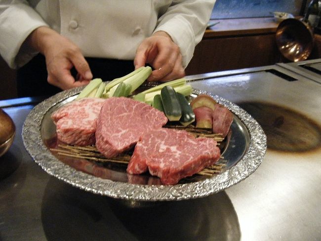 手前から<br />　甲州ワインビーフ<br />　ヒレ<br />　サーロイン<br /><br />それぞれ３人でシェアしていただきました