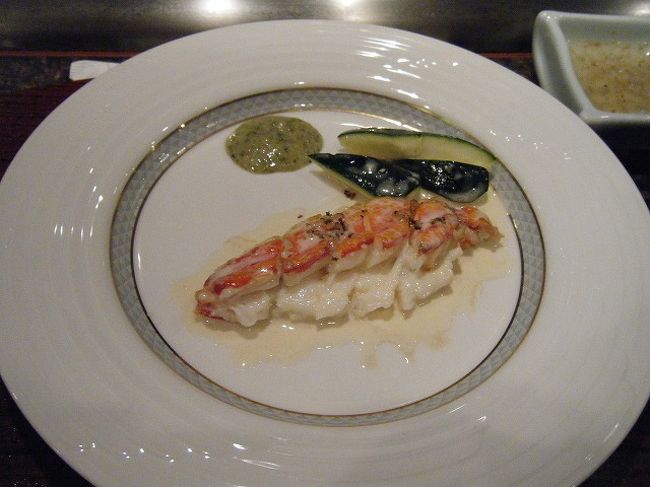 タラバガニとズッキーニ<br />　わさびソースが添えられています