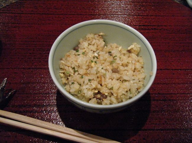 やはり最後はガーリックライス<br />我が家はこのガーリックライス大好きです。<br /><br />中村シェフのぼそっとお話する雰囲気がおかしくってとっても楽しい夜となりました。<br />ごちそうさまでした。<br />やっぱり山中湖の鉄板焼きは最高ですね。<br /><br />いつか富士山見ながら食べたいです。<br />（日ごろの行いが悪いのかしら？？）<br />夏にまたトライしてみようかな？<br /><br />お腹いっぱいなのにこのあとラウンジでお茶をして<br />２日目終了