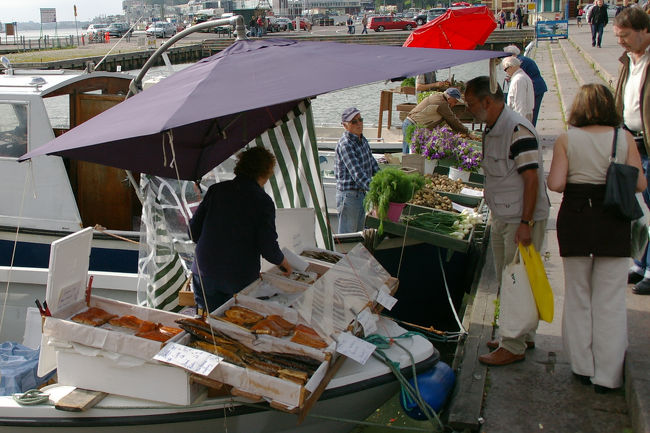 船上で魚を売っているお店も。