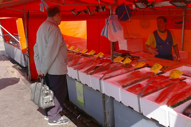 サーモンの赤みが鮮やかに見えるように、赤い屋根をかけてるのかな？