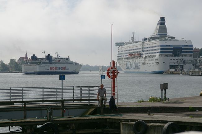 大型フェリーがたくさん行き交う港。