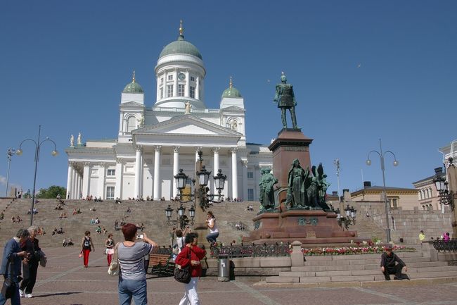 ヘルシンキ大聖堂と元老院広場。<br />ロシア皇帝アレクサンダー2世の像の前では、観光客が記念撮影に興じていた。<br /><br />アレクサンダー2世の統治下では、善政が敷かれていたらしい。帝の没後圧制が厳しくなったため、ロシア皇帝でありながらヘルシンキ市民には慕われているとのこと。