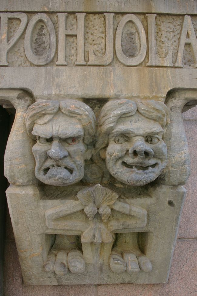 建物のユニークな彫刻。