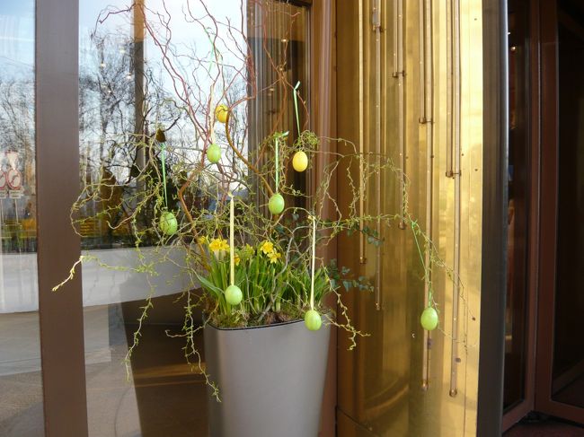 　夕食の集合時間までまだ時間があるので、ちょっとお散歩に行くことにしました。<br />　これはホテルのイースター飾り。あちこちでイースターエッグを枝から下げて飾っています。