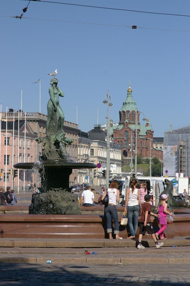 ２００７年６月３０日　土曜日　晴れ<br /><br />スオメンリンナ要塞を見学後、Helsinki市内を散策。<br />観光船乗り場前。”バルト海の乙女像”の右手奥に見えるのはウスペンスキー大聖堂。