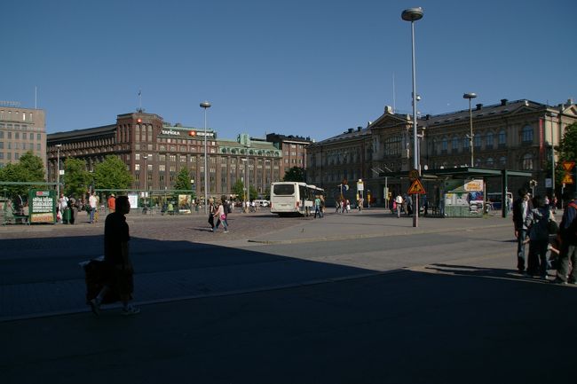 空港行きのバス(3.6€)の乗り場と発車時刻を調べるために、ヘルシンキ中央駅前のバスターミナルへ。