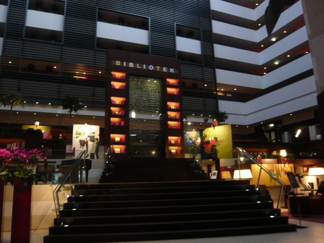 　お散歩から戻って、ホテルのロビーに集合。図書館をイメージしているそうです。