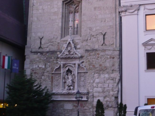 　ブダの丘にあるお店なので、例によって、城門ぎりぎりでバスをおり、徒歩でむかいます。<br />　この建物は、例のマルチパン博物館のあるヒルトンホテルです。古い修道院を半分利用しているので、部分的にこんなおもむきのある建物になっています。