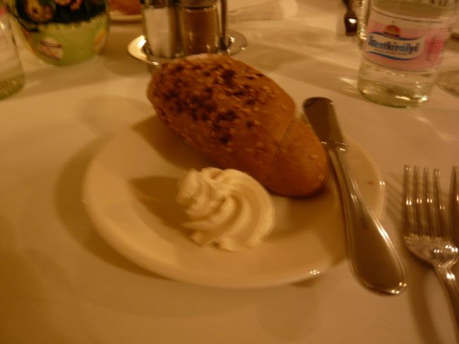 　パン、おいしくないです。<br />　生クリームかと思ったら、バタークリームで、これもおいしくないです。