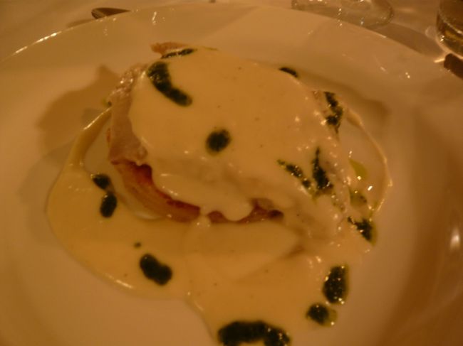 　白身魚の上に、もってりとクリームソースがかかっています。<br />　味つけはおいしいですが、しょっぱい！<br />　ここのお料理、かなり塩がきいています。
