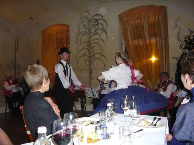 　ここ、お料理はいままででいちばんダメだけど（ひどい）、音楽とダンスはすばらしいわ！