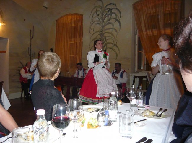 　今度はかわいい女の子たちが出てきました。