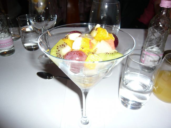 　デザートはフルーツカクテル。<br />　うーん。なまぬるくて、なんかちょっと（わたしのだけかもしれませんが）へんな匂いが‥‥で、またほとんど残す。