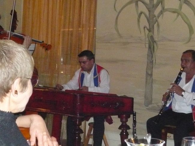 　ダンスの子たちがひきあげたあとも、まだ音楽は続きます。<br />　これは伝統的な楽器、ツィンバロンです。