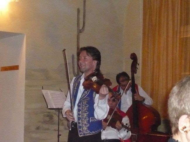 　この物悲しい音楽と、激しいステップという組み合わせ、すっごく好きだな〜。なんかに似てるな〜。<br />　と考えて、ああ、フラメンコだ！　と気づきました。フラメンコも、わたしは男性の、ステップだけの地味な踊りの方が好きです。