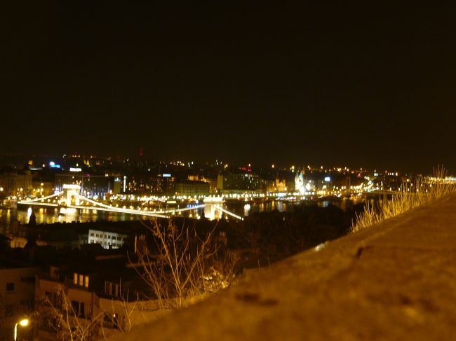 　ツアーのみんなでがんばって写真大会。しかし、なかなかうまく写せません。<br />　写真好きのおじさんが「シャッタースピードをおそくするんだ！」とアドバイスをくれましたが、そうするとぶれるんです〜。三脚がないと無理。<br />　で、思いついて、城壁にカメラを置いて、固定してみました。<br />　やほー。きれいに撮れた。<br />　けど、この高さ限定でしか写せない‥‥