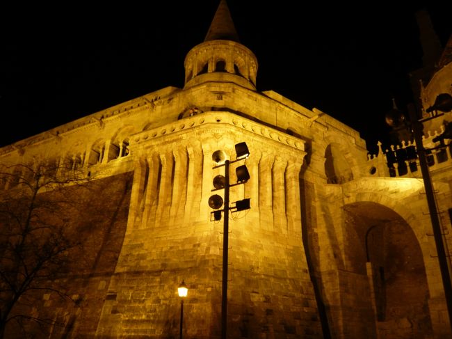 　ペスト側の夜景を堪能したあとは、みんなで階段をぞろぞろとおります。下から見上げた漁夫の砦。