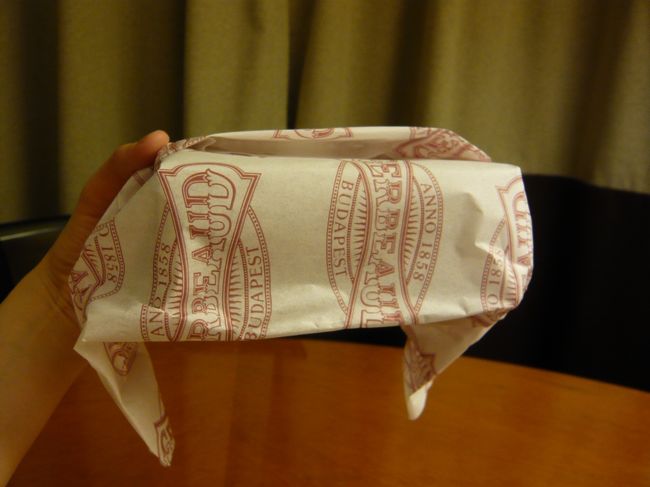 　箱にいれないで、紙で包んでくれます。