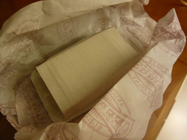 　しかし、こんな包装では、ケーキがぼろぼろになるのでは。