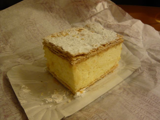 　ジェルボー・クレーム、というケーキです。<br />　先日食べた３種類は、全部チョコレート味だったので、今回はチョコとは無縁のケーキを選択してみました。<br />　これはきっと、パイではさんだ、シュークリームみたいなケーキにちがいない！