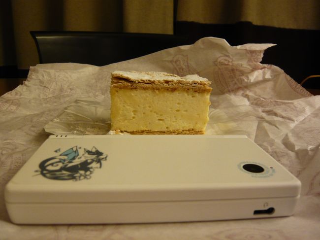 　さて、お味ですが。<br /><br />　‥‥こ、これ、クリームじゃないぞ！？<br />　固まっている！<br />　もさもさしたプリン！！！<br /><br />　思っていたものと全然違うことに驚愕したのですが、このあまり甘くない、もさもさプリンと、ぱりっと香ばしいパイ皮の組み合わせがとても素朴なおいしさで、もくもくもくもくもく、といつのまにか完食してしまいました。<br />　あまり甘くないケーキというのもあるんですね〜。<br /><br />　こうして、夜寝る前にこっそりカロリーを増やして、寝たのでした。<br />　明日はブダペストからウィーンに移動です。<br />　そして、ツアーのみんなともお別れです。<br />　せっかく仲良くなったのに〜。みんないい人ばかりで、とても楽しいツアーでした。