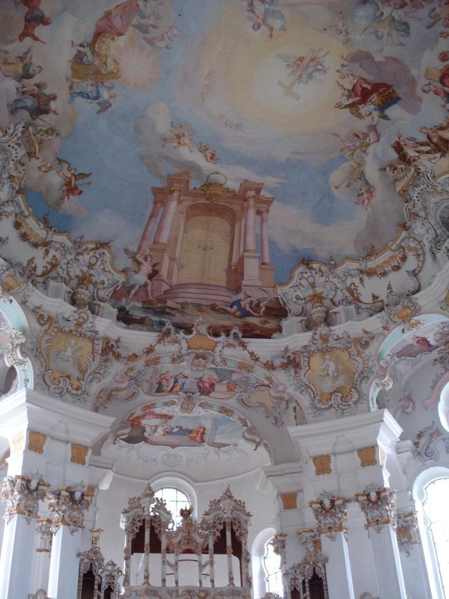 <br />　天井には天国への扉？