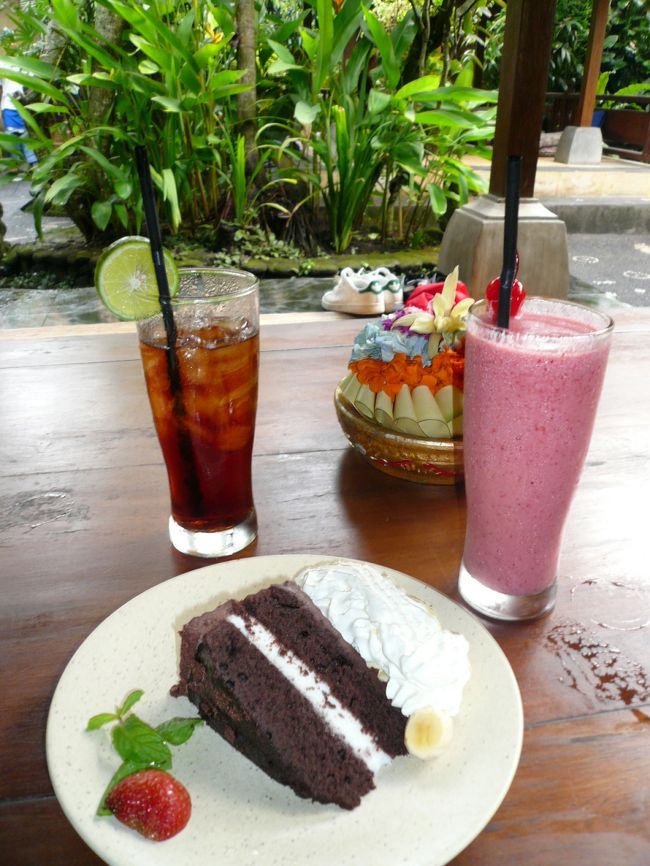 ウブド市内のサッカー場の南側にあるCAFE WAYANGにてお茶をしました。<br /><br />何を食べても美味しいところで、ガゼボ席が点々とあり、寛げます。<br /><br />お持ち帰りもできるので、ケーキをこれ以外にも持ち帰りました。
