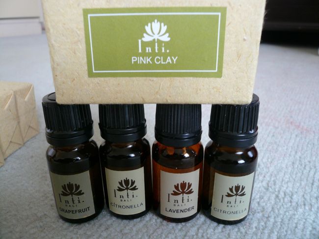 ウブドからサヌールに移動して、INTI BALIに寄り、アロマオイルと石鹸を購入しました。<br /><br /><br />１階はショップ　２階はエステルームになっています。<br /><br />インティバリの商品は一部リッツカールトンのスパで使用されているらしく気になっていました。<br /><br />常温保存できて値ごろなものを選んでみました。