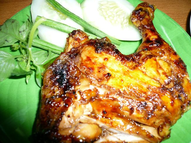 アヤムバカールという鶏肉の炭火焼が有名です。<br /><br />価格はデポットサリラウトと比べると激安と言わんばかりで、ビンタンビール（大）やミーゴレン、ジュースなども頼んで、50,000ルピー（500円程度）でした。