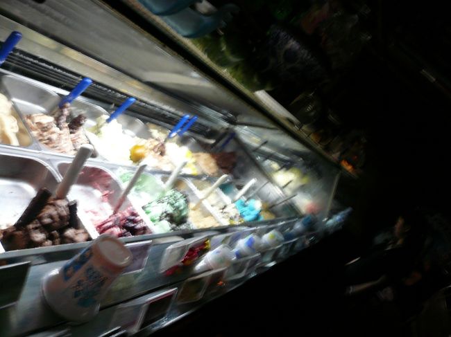 どれにしようかなぁ。。。<br /><br />１スクープ15,000ルピー（150円!!）ですが、イタリアのローマで食べたジェラードより安くて美味しいかもって感じです。<br /><br />MASSIMOさんはイタリア人で、料理も美味だそうですが、3件目なので次の旅におあずけしようと涙しました。