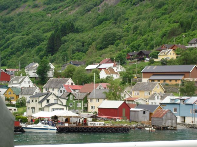 グドバンゲンからフロムまで大自然を満喫できました、まるで見る景色すべて絵葉書のような美しさ、思わず目を奪われます。<br />フィヨルドとはノルウェー語で「内陸部に深く切り込んだ湾」の意味<br /><br />１万年前に氷が溶け出し海へと移動を始め、氷河の重みで谷底がＵ字型に削り取られ、そのあとに海水が流れ込み今のフィヨルドができたそうです。