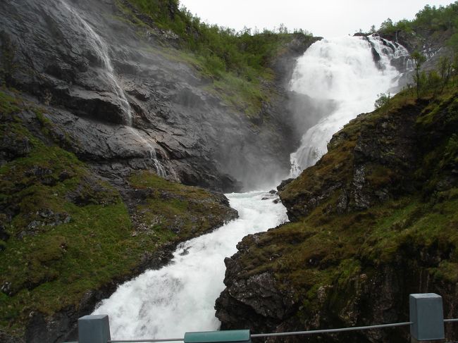 ショースの滝<br />ショースフォッセン駅に５分間停車、大迫力の滝に驚きました。