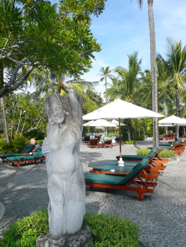 プールサイドのパラソル＆デッキチェアー＆石像