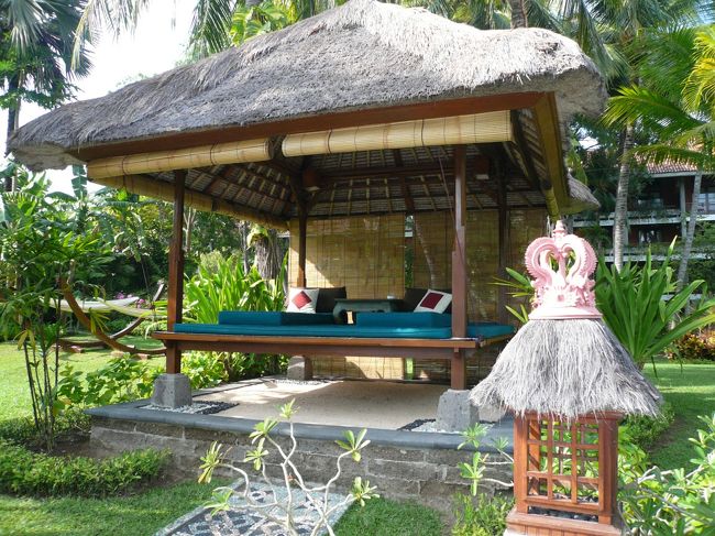 プールサイドのガゼボ。<br /><br />ふかふかのマットレス＆三角クッション<br /><br />日焼けしたくない私たちにはこの場所がとても気に入りました。