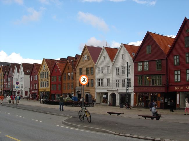 ベルゲンとは、ノルウェー語で「山の牧場」の意味<br />三角屋根の建物は１９７９年ユネスコ世界文化遺産に登録されました。１１世紀につくられた港町ベルゲンは、ドイツから来たハンザ商人たちが干しダラの売買で繁栄をもたらし、ノルウェ一の商業都市になりました。<br />