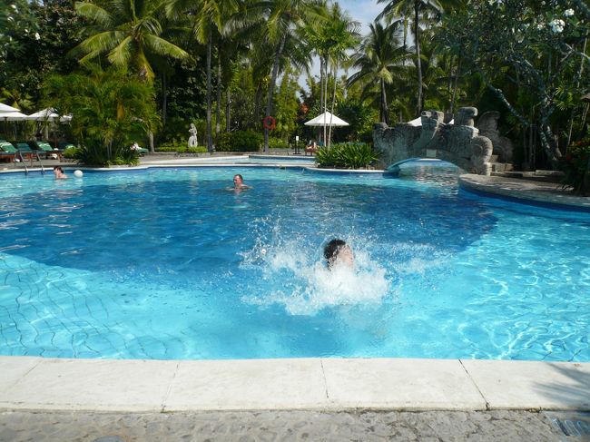 プールは水色の所が浅く、青い所は深くなっています。