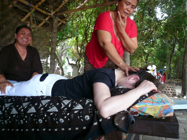 ここは普通とは違うスペシャルなマッサージが受けれるんです。<br /><br />訳して「王様or女王様マッサージ」です。<br /><br /><br />これは、、、<br /><br /><br />ななぁんと、１人につき２人の方が同時にマッサージしてくれるのです！！<br /><br />お客さんの入りによっては、３人がかりでマッサージしてくれるとか！！！！<br /><br />おばちゃまのぷにぷにした手の感触と安定感。　<br />気持ち良い〜♪<br /><br />情報どうりで感動しました！！