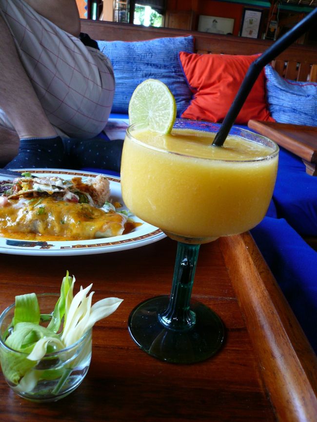 クタにある　[TJ’S]<br />メキシコ料理のお店です<br /><br /><br />５年前ぶり[TJ’S]♪<br />バリ旅行の楽しみのうちの１つでした！！<br />値上がりはしてしまったものの美味しさは変わらず。<br /><br />手前のマンゴーフローズンマルゲリータは、ここでは高い65,000ルピー（650円位）でした。<br /><br />でも美味しいので最高です。おかわりしたかったけど、昼間なので我慢しました。