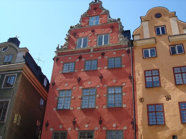 ガムラ・スタンの大広場前<br /><br />１７世紀の建物が多く残されストックホルムで最も古く、最も美しいエリアです。