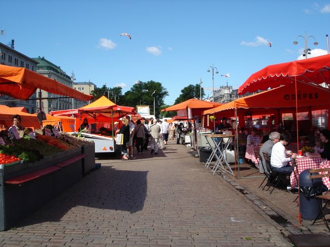 フィンランド<br /><br />ヘルシンキ南港に面したマーケット広場。