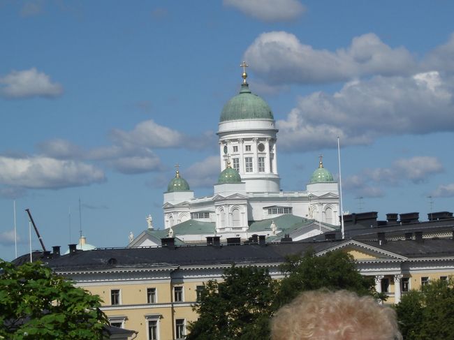 ヘルシンキ大聖堂<br /><br />緑色のドーム型の屋根と白亜の外観が印象的な大聖堂。