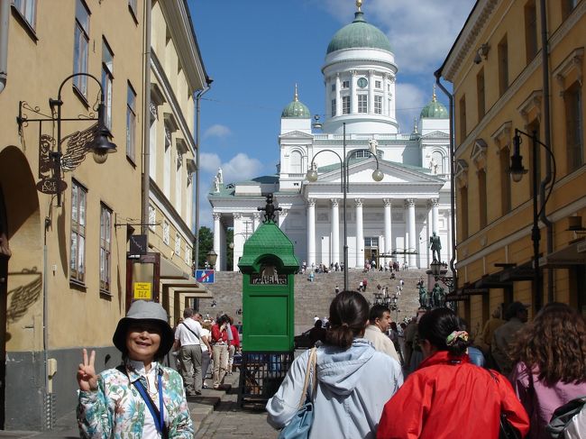 ヘルシンキ大聖堂前の<br />元老院広場<br />外国からの観光客が多く賑わっています。