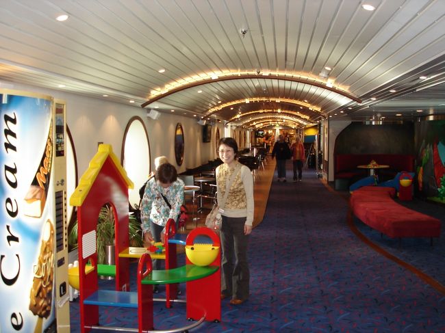 デンマーク　コペンハーゲン〜ノルウェー　オスロ<br /><br />スカンジナビアシ−ウエイズ船内<br /><br />免税店もある豪華な客船でした。