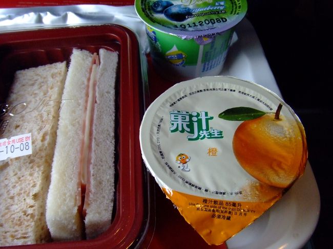 飛行機で香港到着後、そのまま空港内にあるフェリーターミナルへ移動。マカオへ向かいます。<br />ここのターミナルは、あの香港の国際空港にあるの？と疑いたくなる様な、地味〜な施設でした。<br />今回フェリーはファーストクラスへ。<br />サンドイッチのお弁当が出ました。<br />香港もマカオも、サンドイッチが胚芽パンだったり、意外にも美味しくて驚きます！