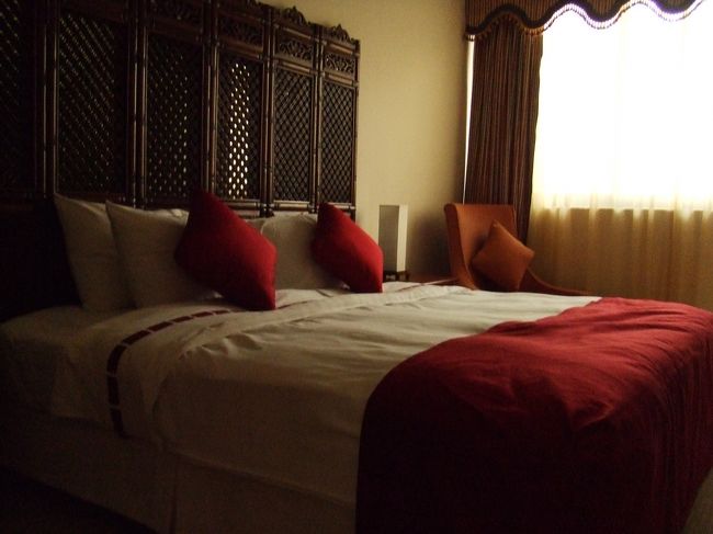 タクシーでホテルへ。<br />ここは観光を学ぶ学生が研修しているホテルで、<br />初々しくて好感が持てます。<br />素敵なホテルなのにお手頃価格なんです！